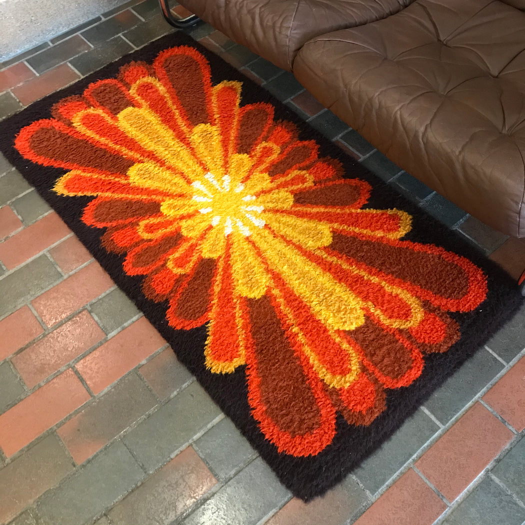 Groovy Rya Rug