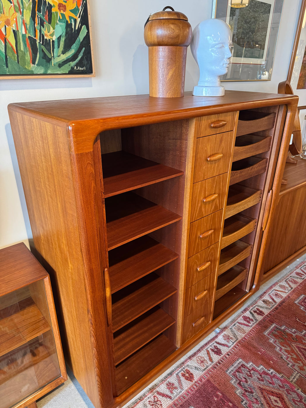 Dyrlund Dresser Hutch
