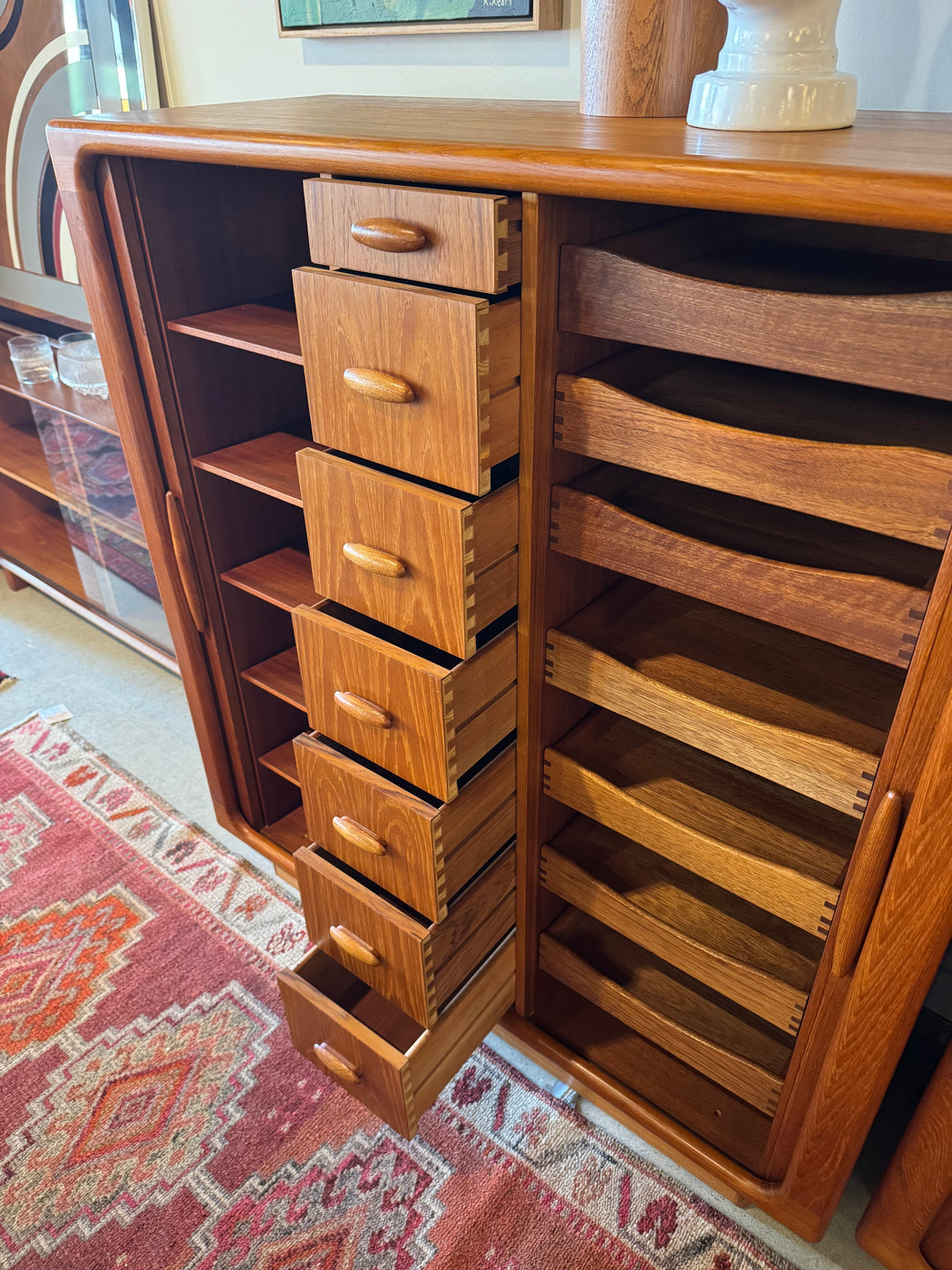 Dyrlund Dresser Hutch