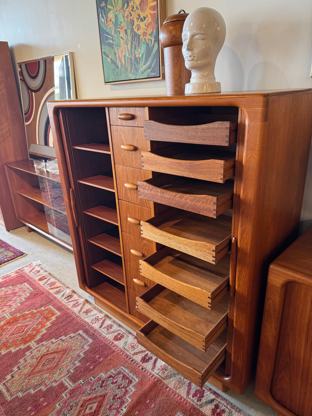 Dyrlund Dresser Hutch